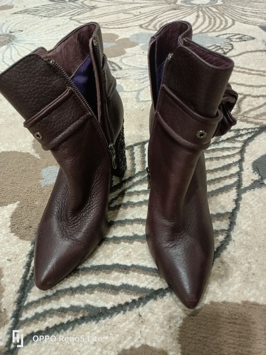 Продаются женские сапоги.