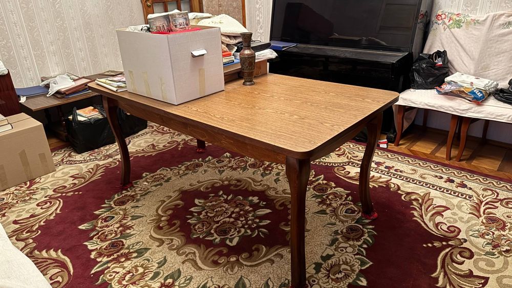 Продаются большой стол и 10 стульев