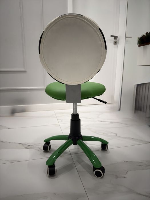 Детски стол за бюро във формата на футболна топка