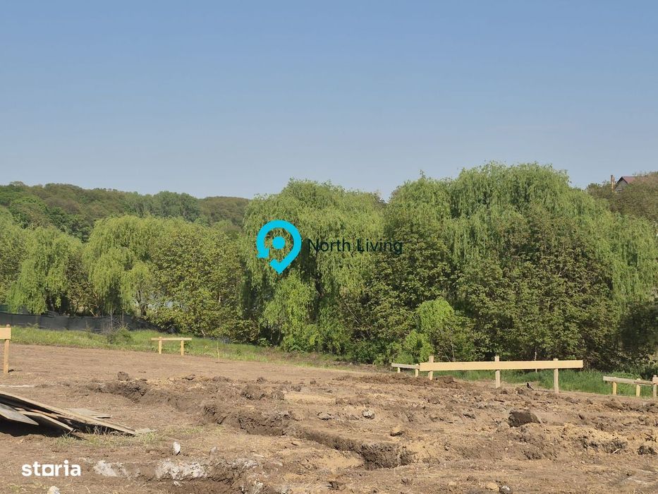 Teren Cu Deschidere La Lac / La Doar 100 M De Padure / Utilitati