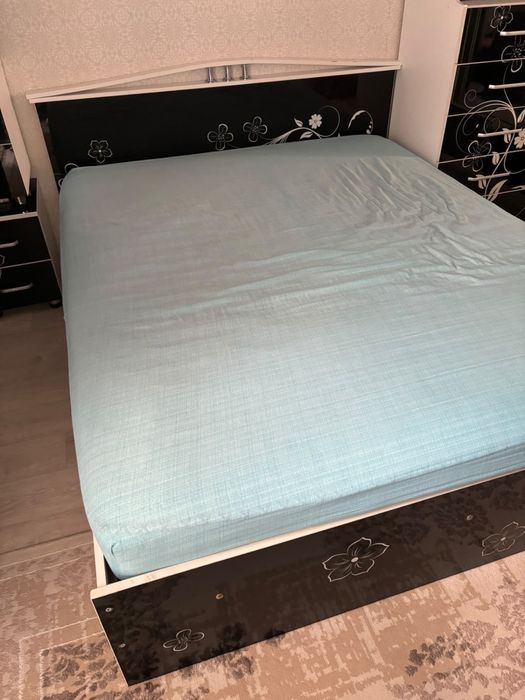 Продам двуспальную кровать б/у