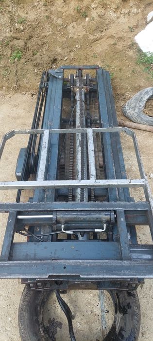 Vând catarg de stivuitor în stare foarte bună fără scurgerii de ulei.