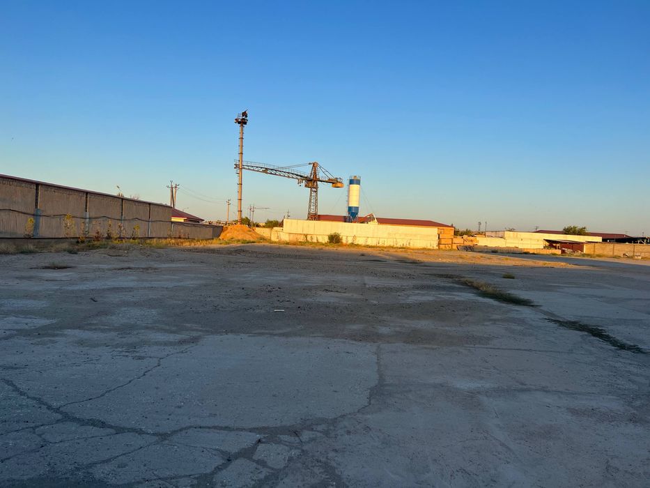 Srochno Vokzal yonida 1000kvm bino sotiladi 1 gektar yer qoshib beril