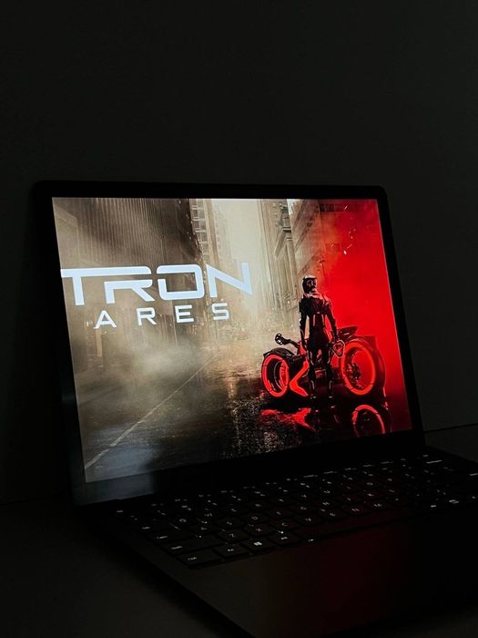 Microsoft Surface CORE I7 1065G7 16GB/256GB
-INTEL CORE I7 1065G7 
-DD