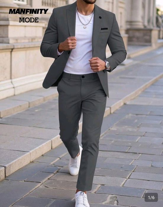 Официален костюм