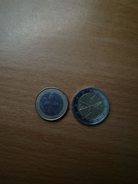 Две редки монети .С номинал от едно евро и две евро