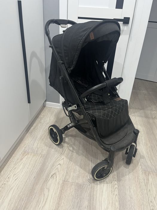 Коляска черная