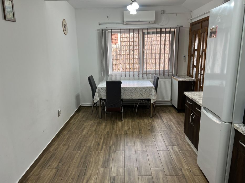 Inchiriez apartament 3 camera la etajul unei case