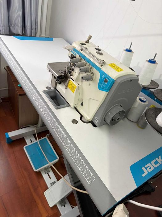 Masina pentru croitorie Jack cu 5 ace de surfilat