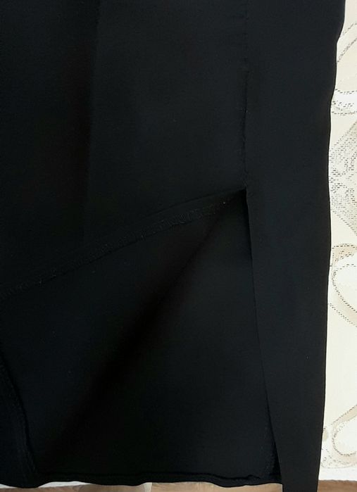 Продаётся черная юбка карандаш с разрезом