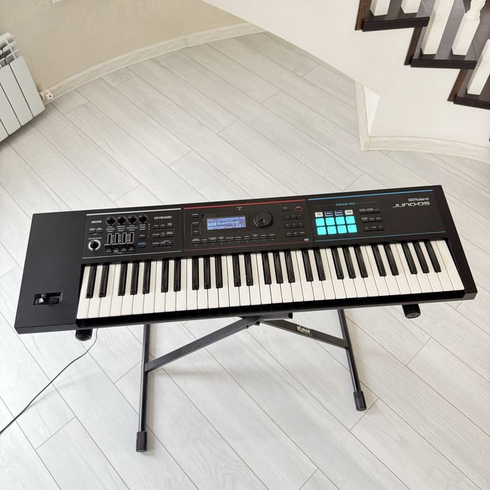 Roland Juno Ds синтезатор со стойкой