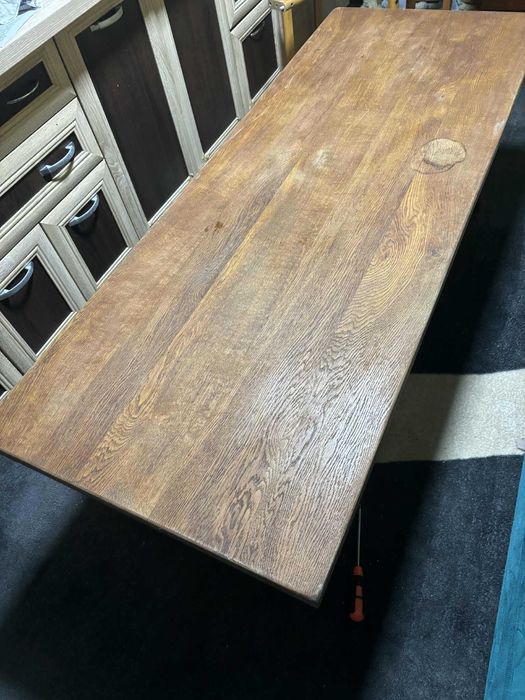 Vând masă realizată din lemn masiv de stejar, foarte solidă