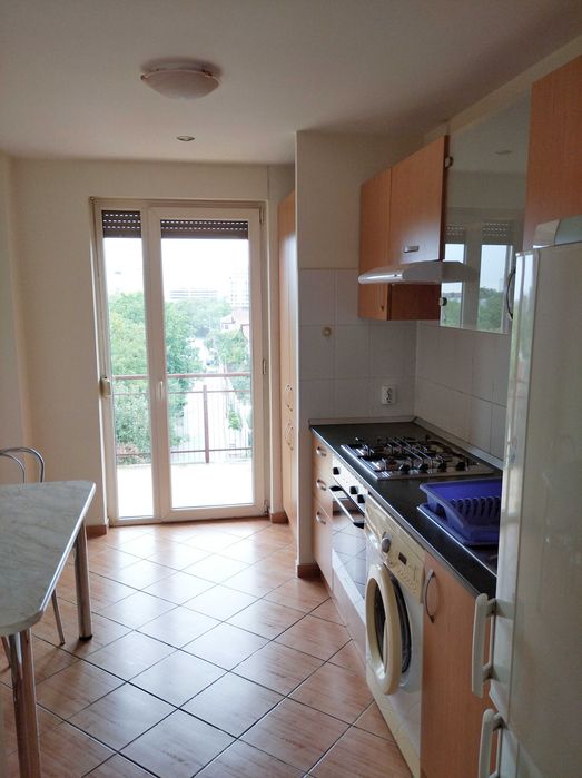 Proprietar , vand apartament 3 camere , 78 mp , 2 bai , mobilat si utilat , parcare privata , etaj 4 din 5 , lift , bloc nou , zona Aradului vest