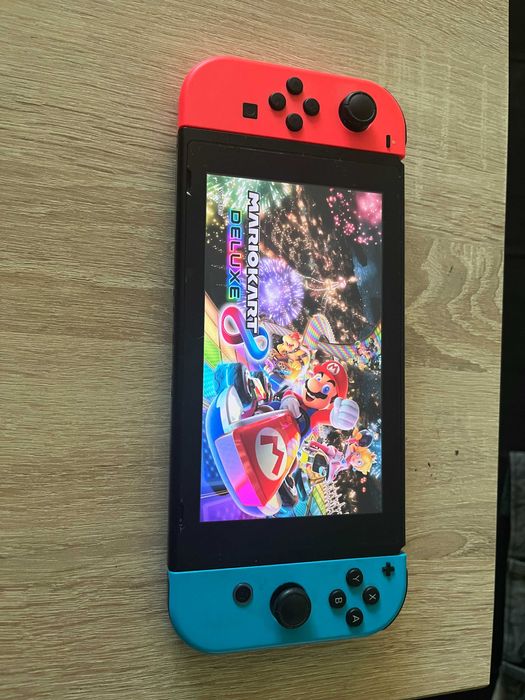 Nintendo Switch 1 в комплект с игри и калъф, като нов