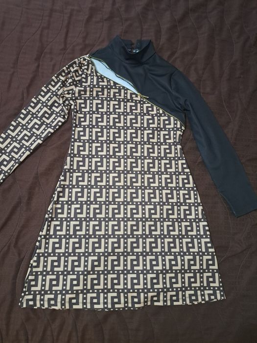 Рокля с ефектно деколте