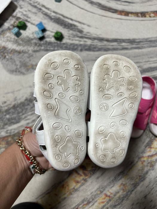 Детски сандали -бели