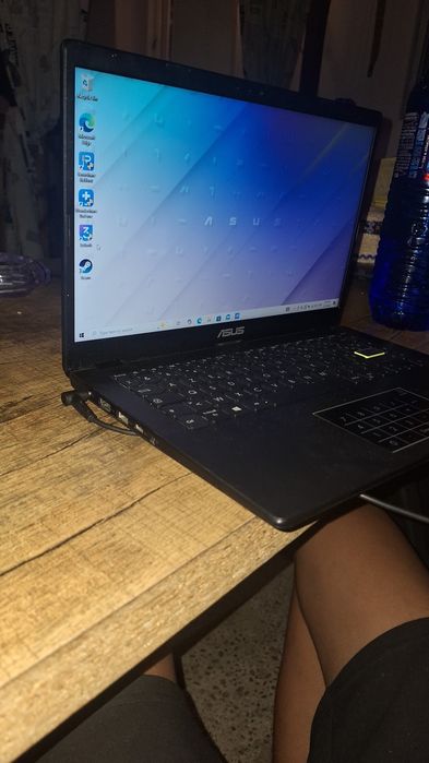 Vând leptop asus vivibook