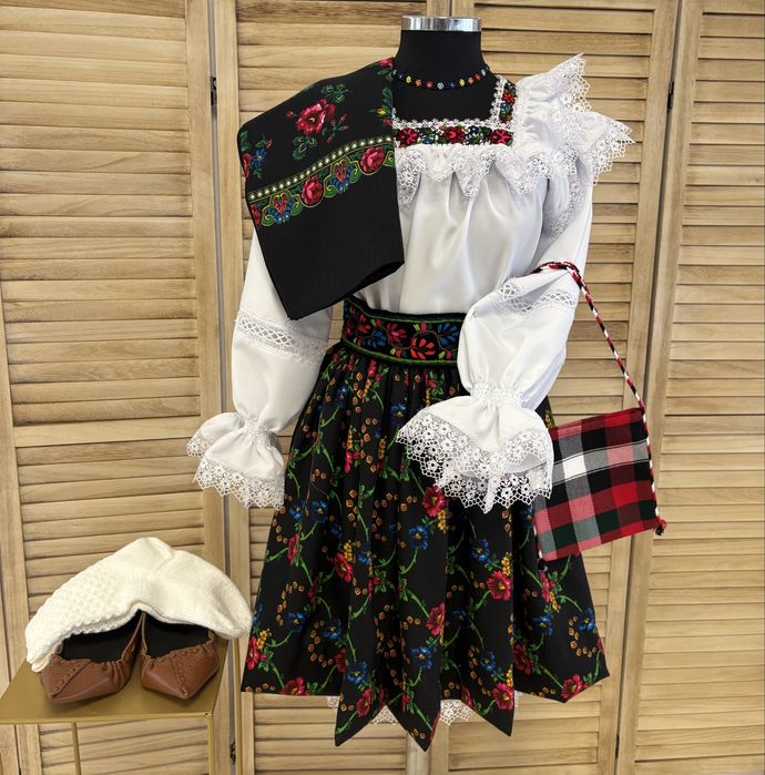 Costum popular pentru femei de Maramureș