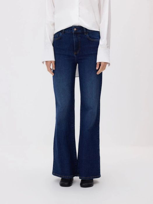 Дънки тип flare с висока талия