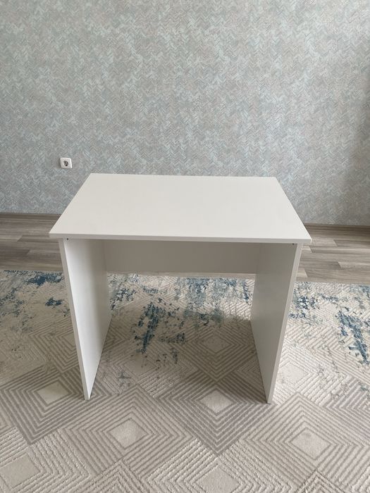 Стол белого цвета, подойдет для учебы, работы
