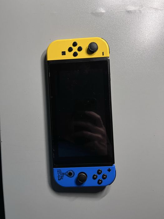 Продам нинтендо свитч олед на запчасти