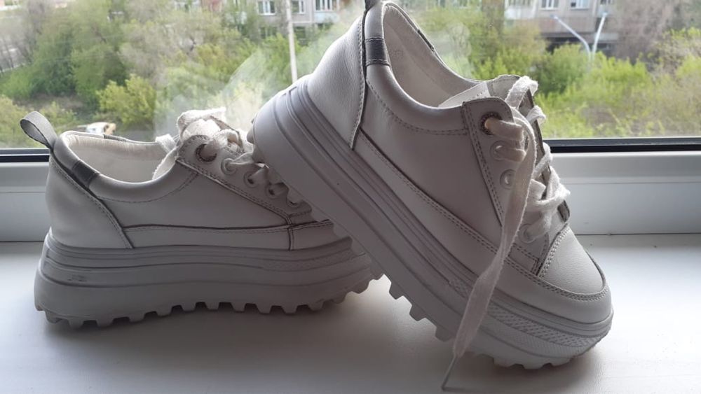 Продаю кроссовки, 34 размер