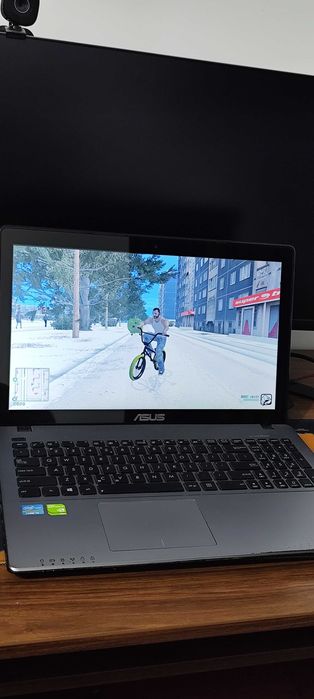 Vand laptop i5 cu display touchscreen perfect functional cu 9 jocuri instalate