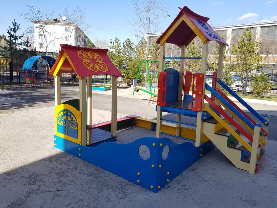 Песочница с горкой