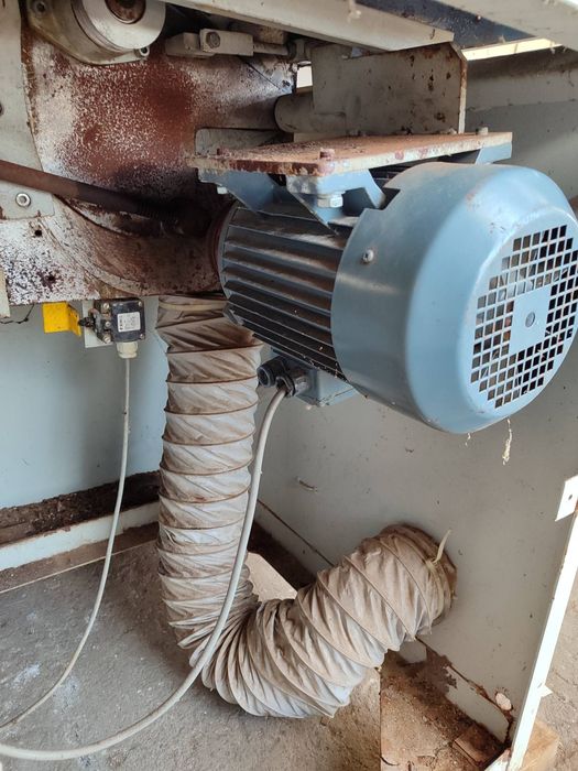 циркуляр за масив с чисто нова карета 1600мм.мотор 4 kw.без подрезвач