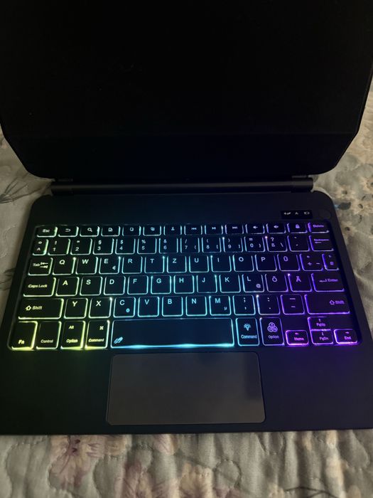 Husa cu tastatura pentru ipad