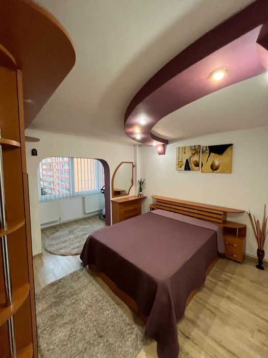 Închiriez apartament trei camere