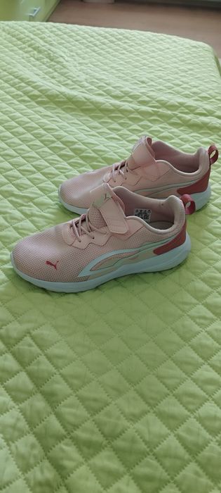 Adidasi, marca Puma, roz, pentru fete, marimea 35, in stare buna
