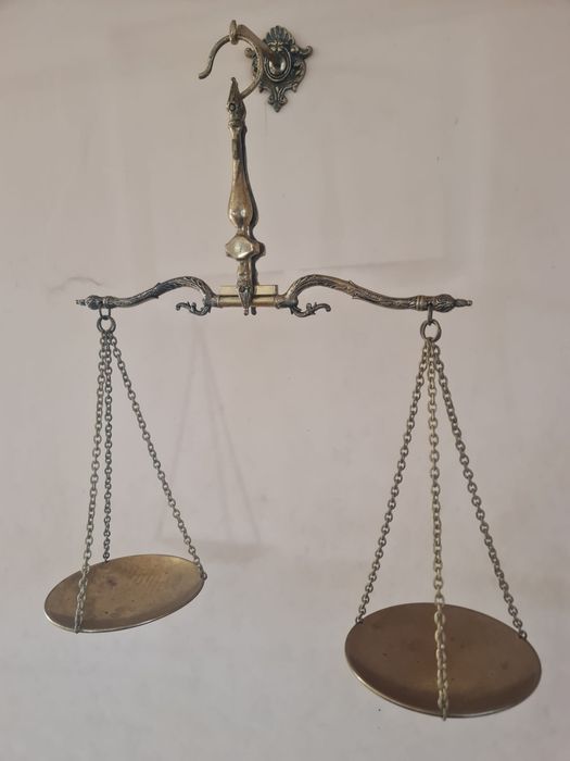 Balanța din bronz alamă.