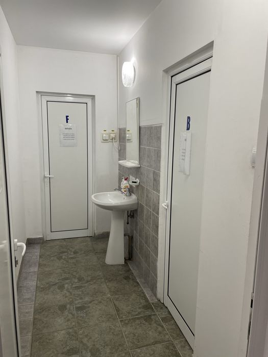 Spatii comerciale/birouri de inchiriat - 78 mp( din 268 mp )utili, birouri plus hol acces, grup sanitar si parcare 434 mp in curtea interioara