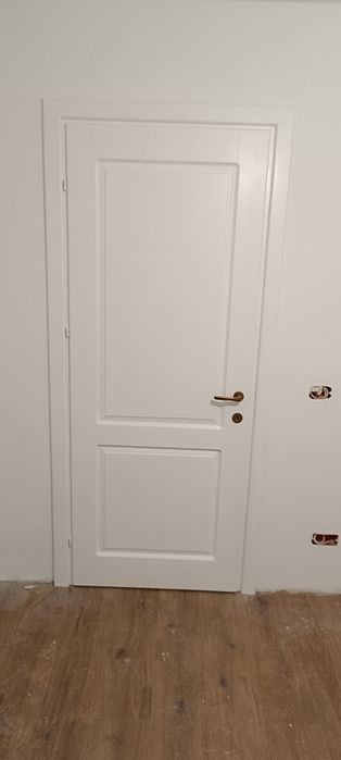 Montez parchet,uși și scări interioare