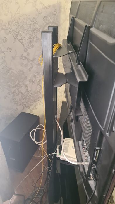 Продаю телевизор LG с столиком под телевизор