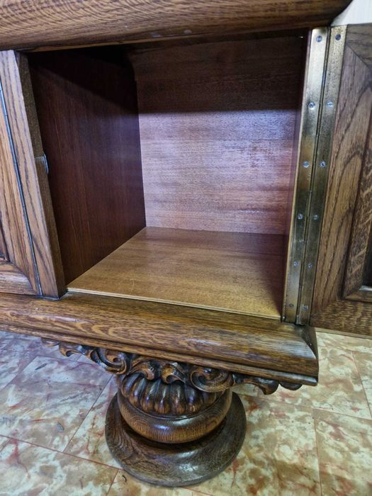 Резбован шкаф витрина от дъбов масив на две части