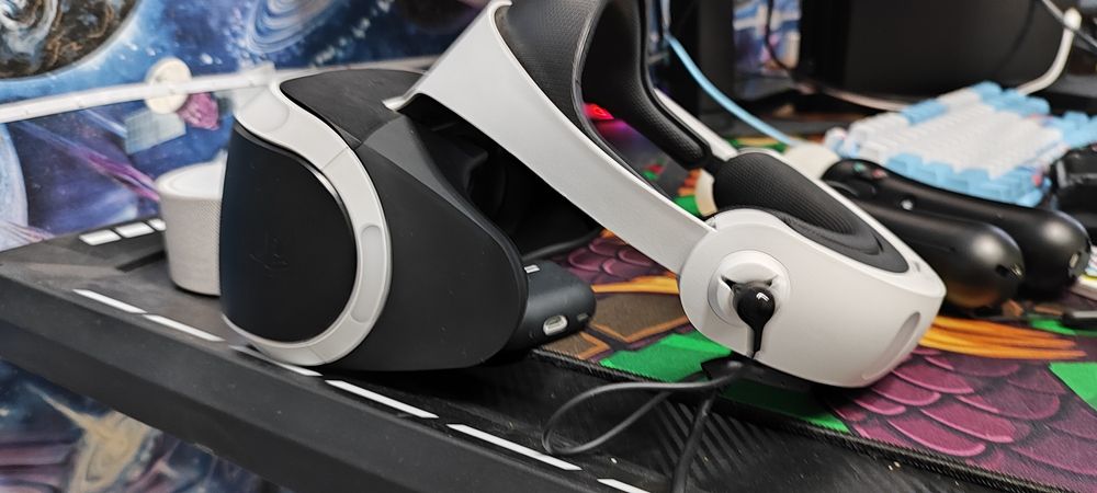 Продам PS VR, move контроллеры, ps camera, и две игры на vr