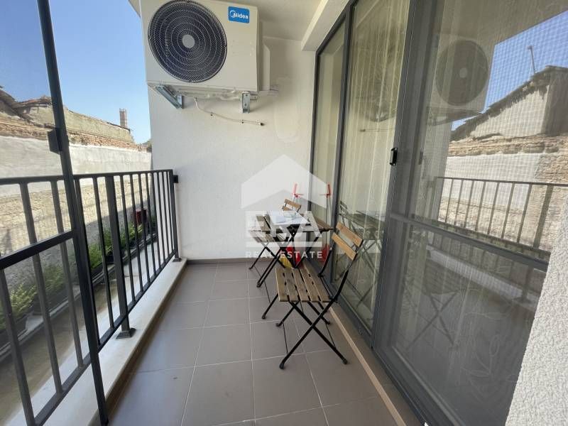 Двустаен, ексклузивен, чисто нов и обзаведен апартамент под наем, с па