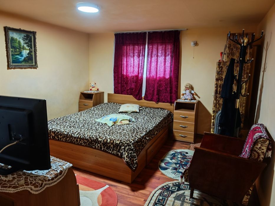 Casă spațioasă cu teren 2000 mp aproape de oraș – Cuza Vodă, str. Bisericii. SE POATE VINDE ȘI FRACȚIONAT. DETALII IN DESCRIERE.