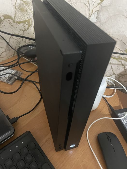 Продам X-box one X 1 терабайт