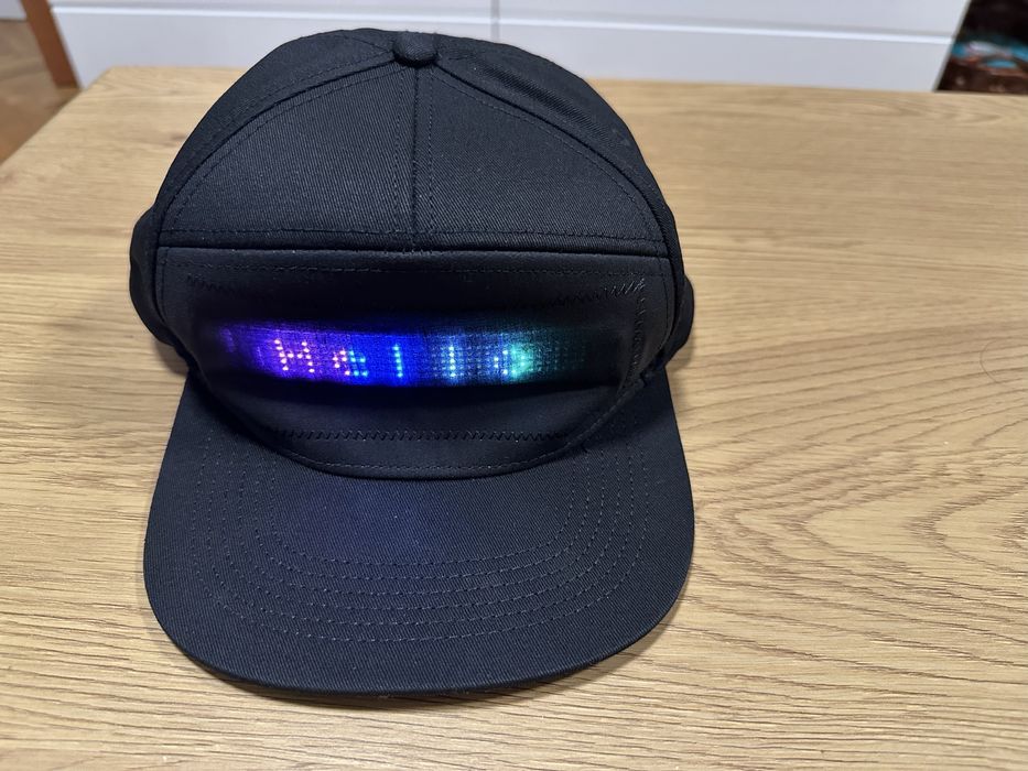 Шапка с дисплей за партита