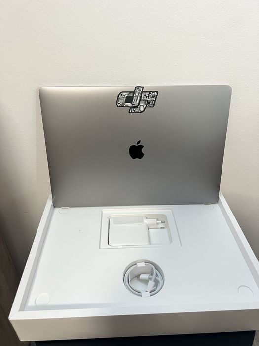 MacBook Pro 16” - 2019 - i7 2.6 Ghz - Full Box