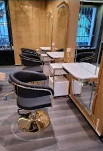 Работно място за фризьор. Огледало