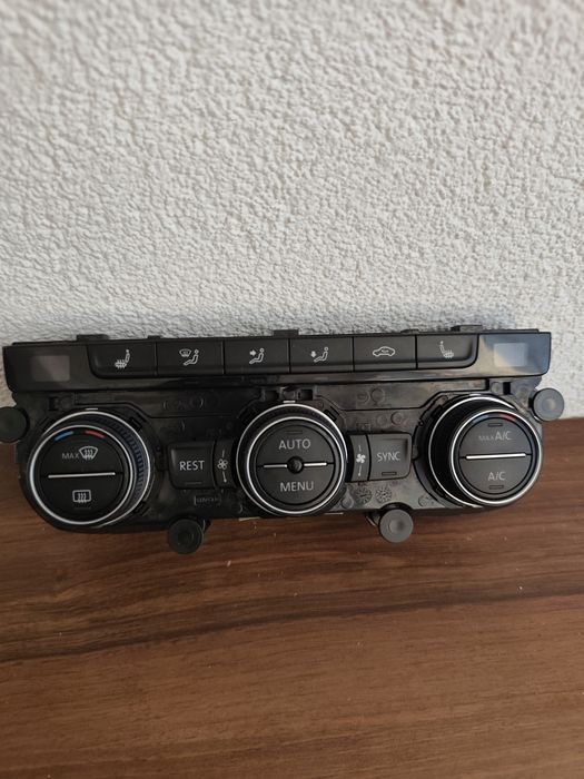 Vând Panoul de control Climatronic pentru aer condiționat Vw Passat