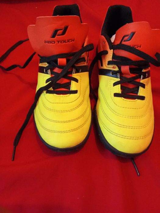 Vand mai multe perechi adidași