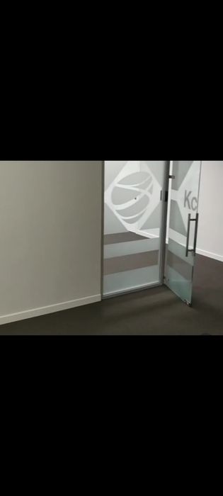 Монтаж плинтуса и декор панелей