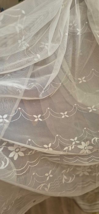 Продавам бяло тънко перде ушито.