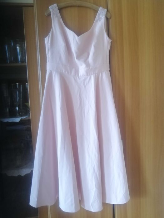 Vând rochițe de seara haine de bebeluși detalii la telefon