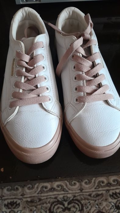 Фирменные кроссовки